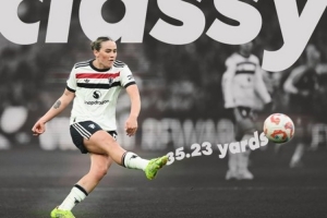 致敬小贝？曼联女足球星格蕾丝-克林顿本轮超远距离吊射破门