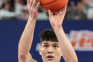 “扫描”直播打赏乱斗鱼 - 每个人的直播平台【官方指定平台】象：“翻牌选妃”“蒙面摸人”诱导低俗互动